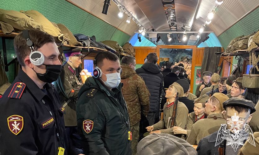 Сотрудники и военнослужащие Росгвардии в Ингушетии посетили «Поезд Победы»