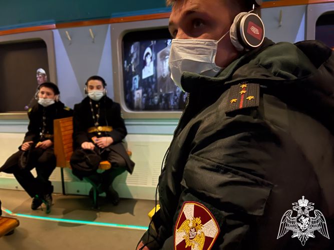 Сотрудники и военнослужащие Росгвардии в Ингушетии посетили «Поезд Победы»