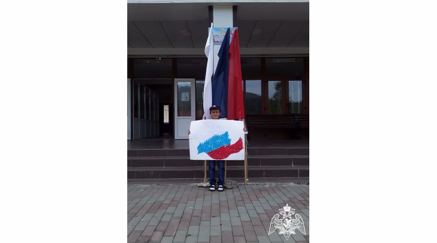 Учащиеся школы Росгвардии в Ингушетии приняли участие в мероприятиях ко Дню государственного флага