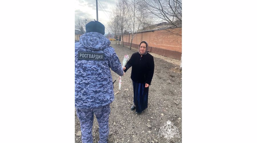 В Ингушетии росгвардейцы присоединились к акции «Дарите женщинам цветы»