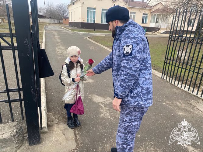 В Ингушетии росгвардейцы присоединились к акции «Дарите женщинам цветы»