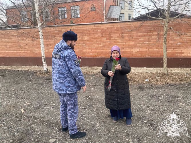 В Ингушетии росгвардейцы присоединились к акции «Дарите женщинам цветы»