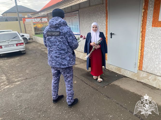 В Ингушетии росгвардейцы присоединились к акции «Дарите женщинам цветы»
