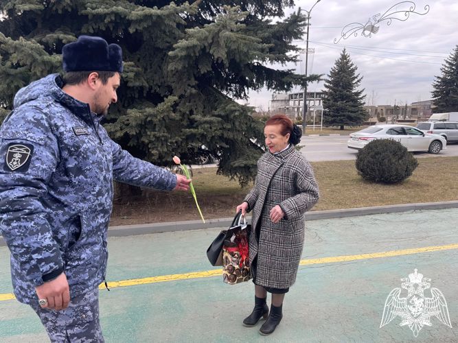 В Ингушетии росгвардейцы присоединились к акции «Дарите женщинам цветы»