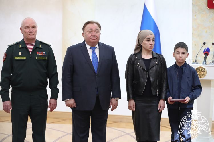 Cемьям погибших при исполнении воинского долга росгвардейцев передали государственные награды в Ингушетии