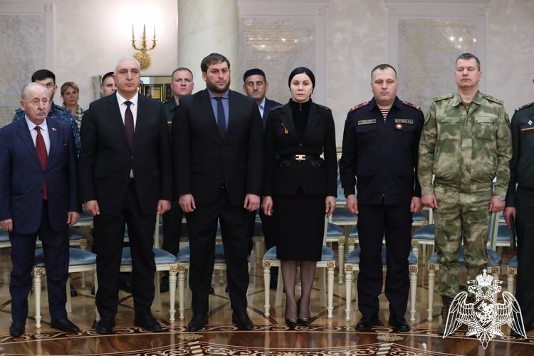Cемьям погибших при исполнении воинского долга росгвардейцев передали государственные награды в Ингушетии