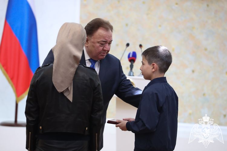 Cемьям погибших при исполнении воинского долга росгвардейцев передали государственные награды в Ингушетии