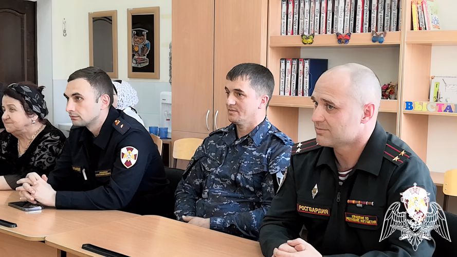 В преддверии Дня Победы в ведомственной школе Росгвардии организовали круглый стол