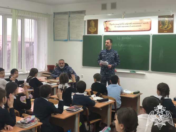 Росгвардейцы Ингушетии провели со школьниками тематические встречи, посвященные Дню Конституции России