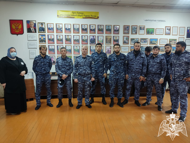 Росгвардейцы посетили посвященную Великой Победе выставку в Ингушетии