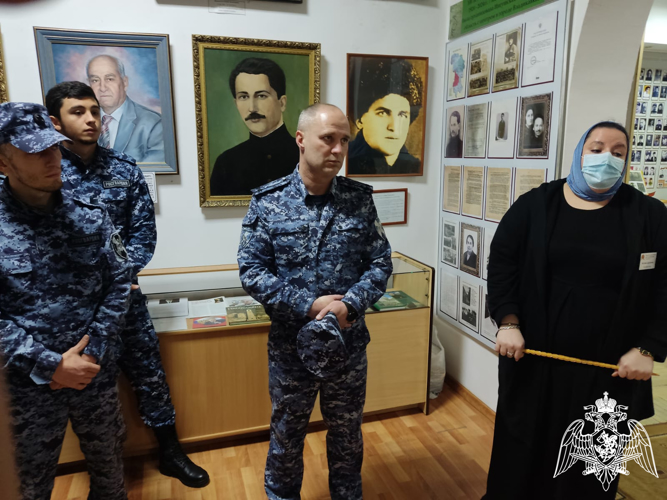 Росгвардейцы посетили посвященную Великой Победе выставку в Ингушетии
