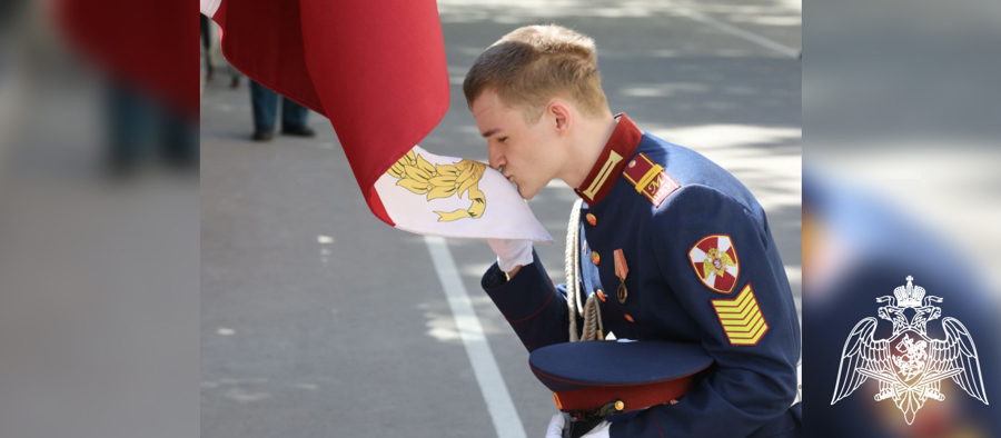 Кадеты-выпускники простились со знаменем Президентского училища Росгвардии 