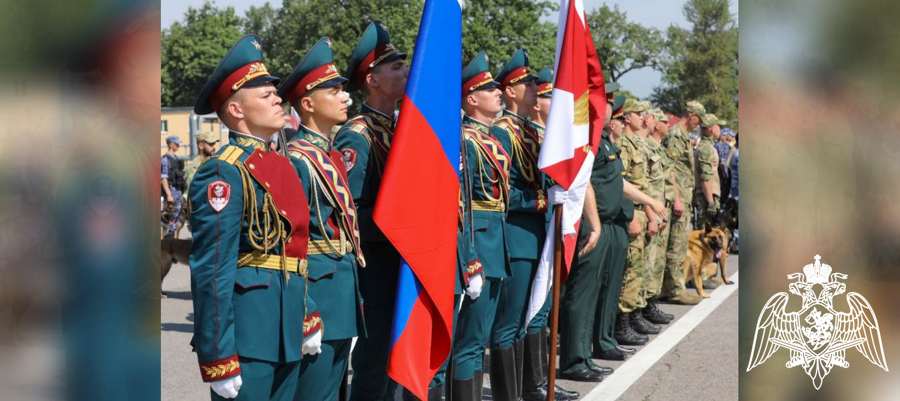 Генерал-полковник Алексей Воробьев вручил награды кинологам Росгвардии за выполнение служебно-боевых задач