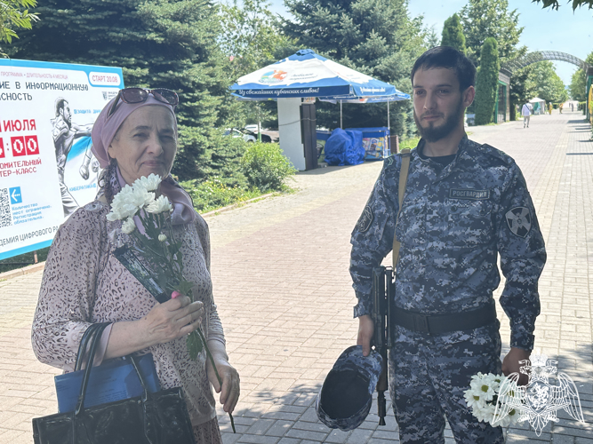 Росгвардейцы Ингушетии присоединились к всероссийской акции «Подари ромашку на счастье» 