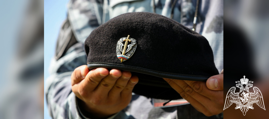 Сотрудники СОБР и ОМОН Росгвардии прошли испытания на право ношения знака отличия полицейского спецназа (видео)