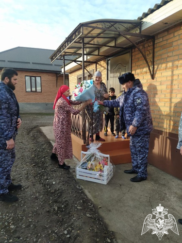 В Ингушетии росгвардейцы поздравили матерей погибших коллег с Днём матери