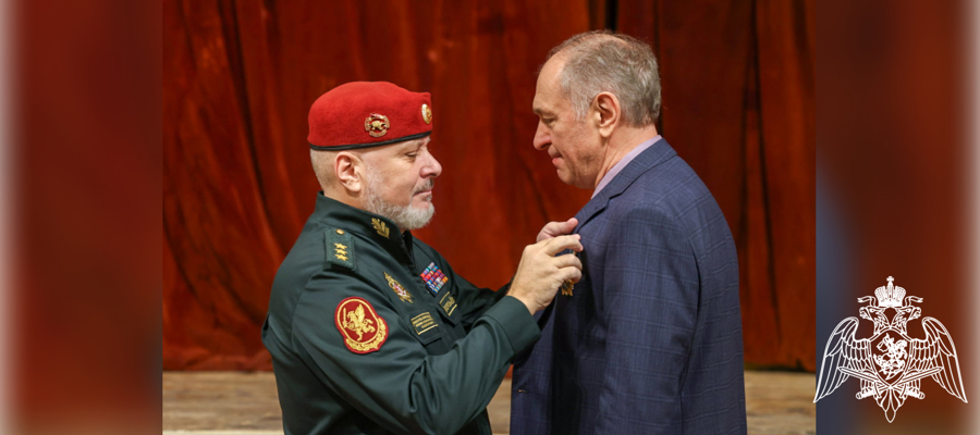 Генерал-полковник Алексей Воробьев вручил награды артистам Академического ансамбля песни и пляски Росгвардии