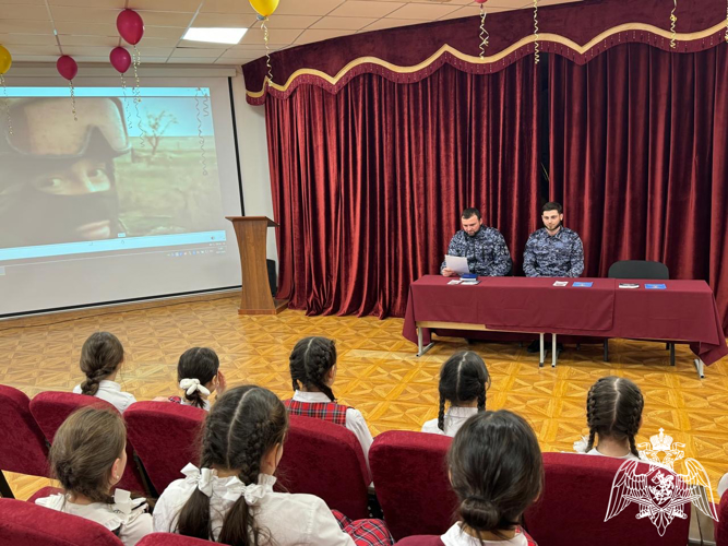 Росгвардейцы провели посвященный победе в Сталинградской битве урок Мужества для школьников