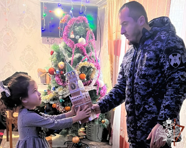В Республике Ингушетия росгвардейцы продолжают участие в ведомственной акции «Дед Мороз специального назначения»