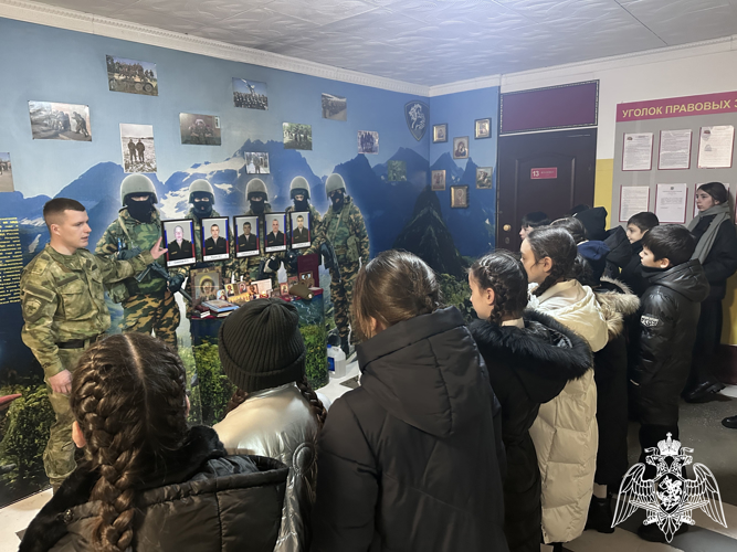 Лицеисты поздравили росгвардейцев с Днем защитника Отечества в Ингушетии