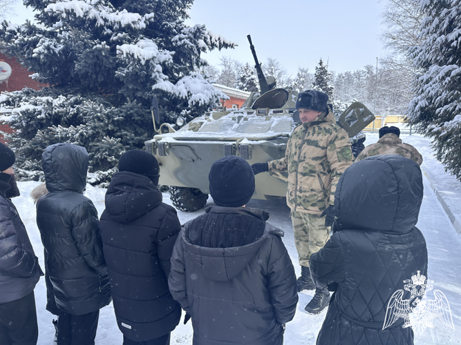 Лицеисты поздравили росгвардейцев с Днем защитника Отечества в Ингушетии