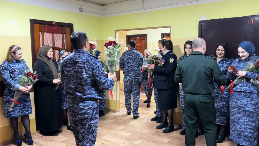 Росгвардейцы поздравили женщин-коллег с 8 марта в Ингушетии