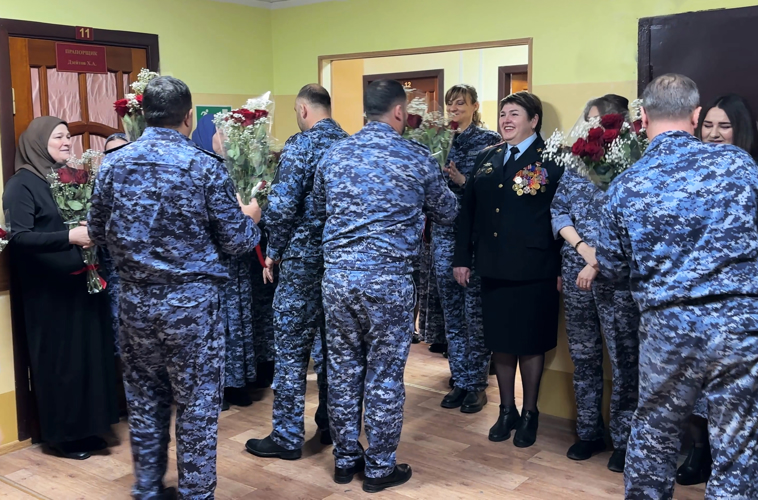 Росгвардейцы поздравили женщин-коллег с 8 марта в Ингушетии