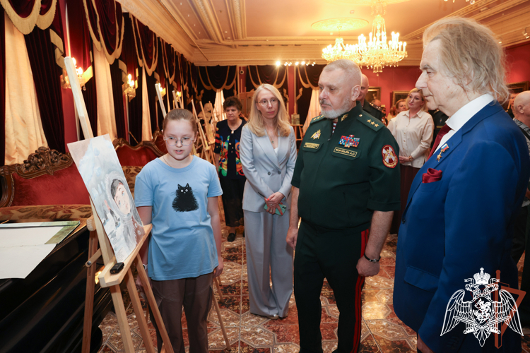 В Галерее Александра Шилова открылась выставка рисунков кадет и детей росгвардейцев, посвященная 80-летию Победы в Великой Отечественной войне (видео)