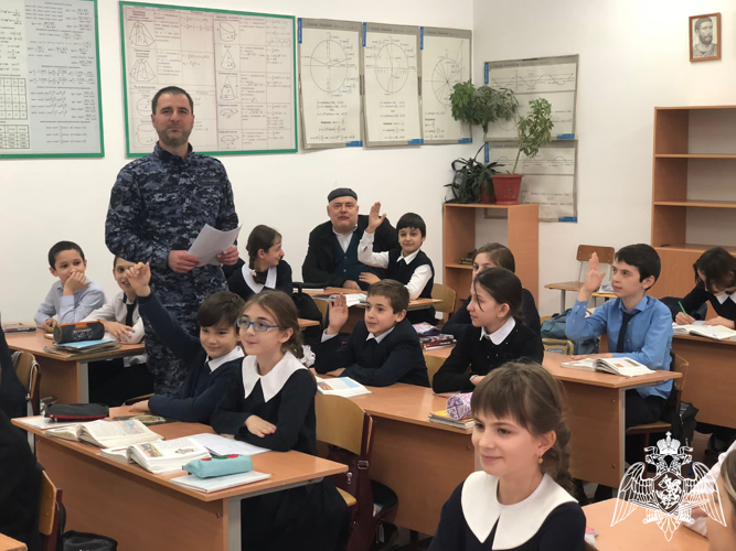 В Ингушетии росгвардейцы провели встречу с учащимися подшефных школ
