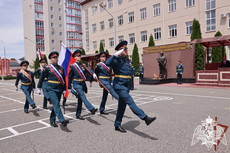 Директор Росгвардии Герой России генерал армии Виктор Золотов вручил личный штандарт командующему Северо-Кавказским округом войск национальной гвардии (видео)