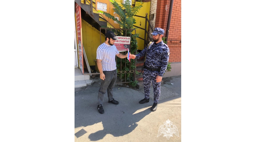 Росгвардейцы Ингушетии поддержали акцию, посвященную Дню Государственного флага Российской Федерации