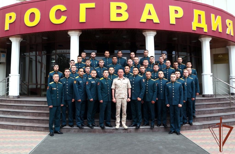 Командующий Северо-Кавказским округом Росгвардии встретился с офицерами-выпускниками