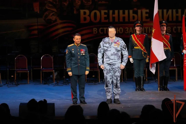 Военнослужащим и сотрудникам Росгвардии на встрече поколений защитников Отечества вручили государственные награды (видео)