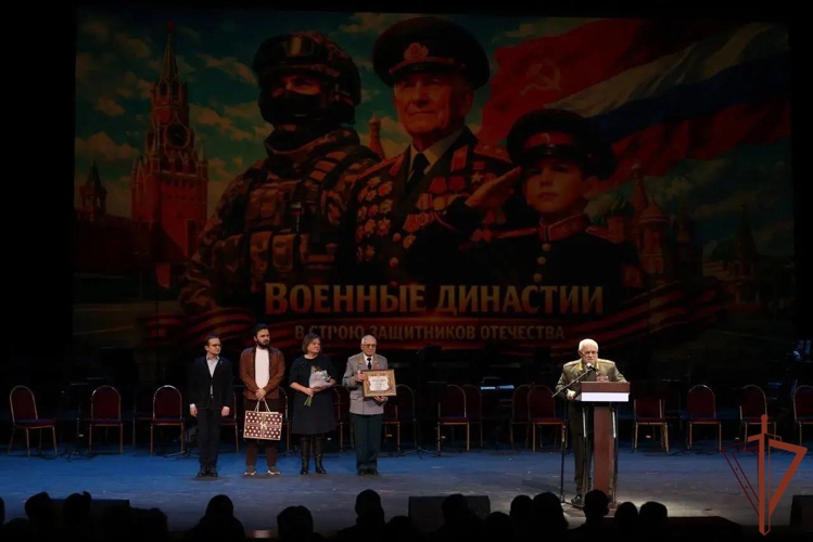 Военнослужащим и сотрудникам Росгвардии на встрече поколений защитников Отечества вручили государственные награды (видео)