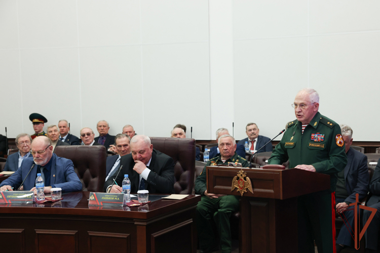 Генерал-полковник Юрий Аверин вручил ведомственные награды ветеранам войск в преддверии 10-летия Росгвардии