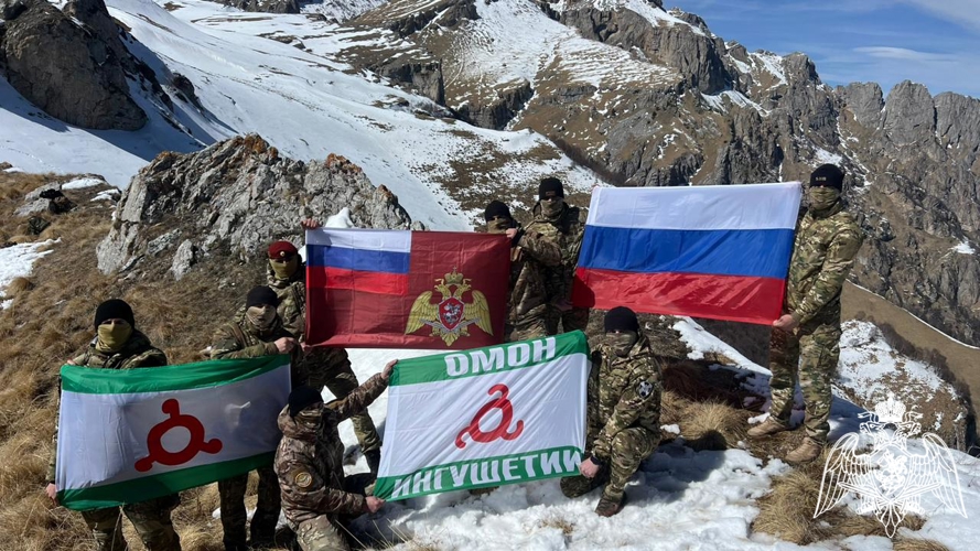 Росгвардейцы в честь юбилея ведомства совершили восхождение на Столовую гору в Ингушетии