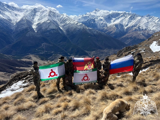 Росгвардейцы в честь юбилея ведомства совершили восхождение на Столовую гору в Ингушетии