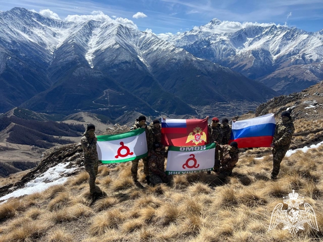 Росгвардейцы в честь юбилея ведомства совершили восхождение на Столовую гору в Ингушетии