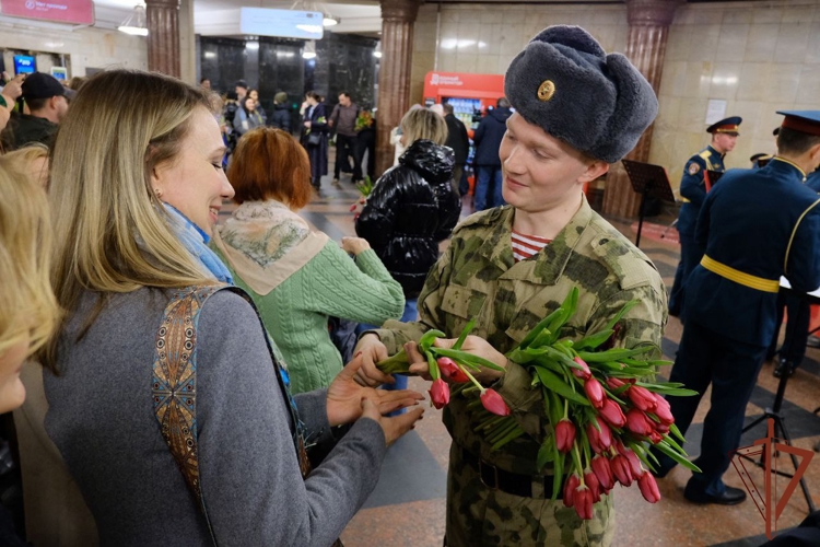 Военные музыканты Росгвардии поздравили женщин с 8 Марта в Московском метрополитене (видео)