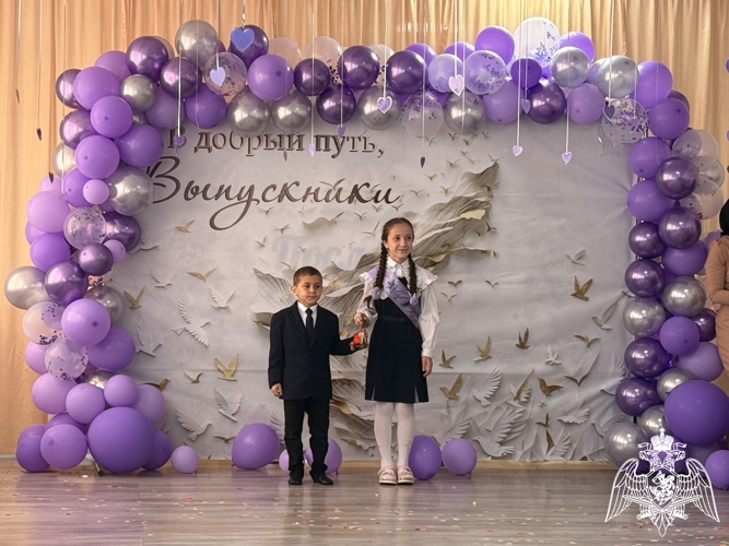 В Ингушетии росгвардейцы приняли участие в торжественных мероприятиях, посвященных Последнему звонку