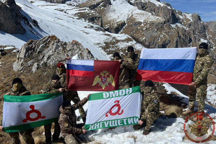Росгвардейцы в честь юбилея ведомства совершили восхождение на Столовую гору в Ингушетии