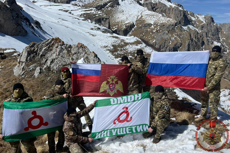 Росгвардейцы в честь юбилея ведомства совершили восхождение на Столовую гору в Ингушетии