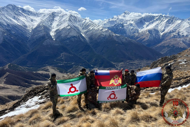 Росгвардейцы в честь юбилея ведомства совершили восхождение на Столовую гору в Ингушетии