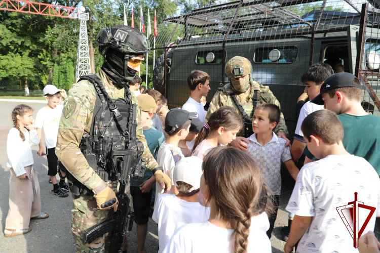 Спортивное мероприятие для воспитанников детского оздоровительного лагеря в Ингушетии провели росгвардейцы