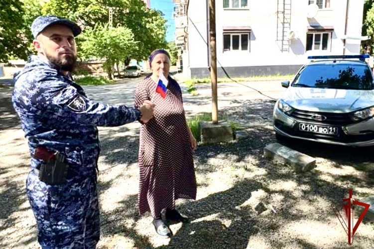 Росгвардейцы Ингушетии приняли участие в акции, посвященной Дню Государственного флага Российской Федерации