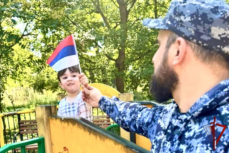 Росгвардейцы Ингушетии приняли участие в акции, посвященной Дню Государственного флага Российской Федерации